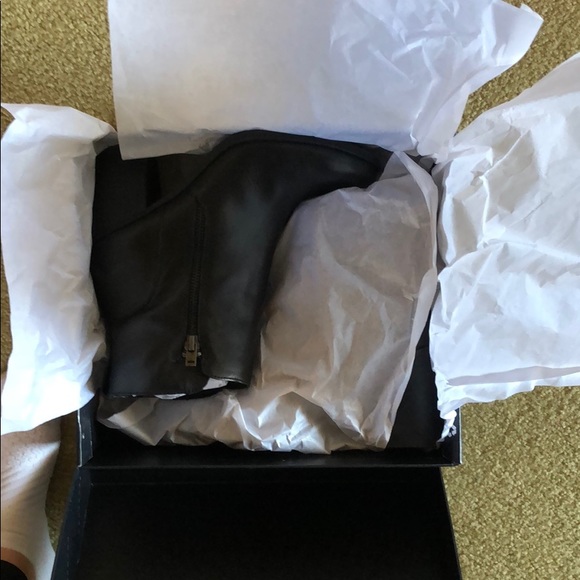 7.5 W Naturalizer Ankle Boot - Picture 7 of 7